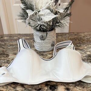 NWT Livi Active White Molded Underwire Sports Bra